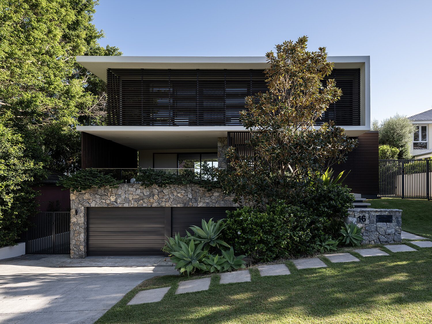 Amaroo, front facade — designed by OGE Group Architects, built by Gold Leaf Constructions